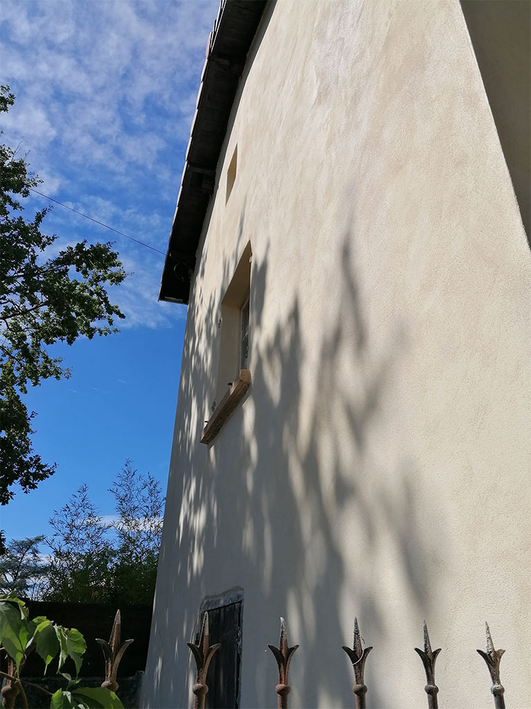 Photo après les travaux de ravalement rénovation de façade d'une maison individuelle, travaux de rénovation de façades par ABFACADES spécialiste du ravalement de façade, enduits neufs, isolation thermique par l'extérieur en Rhône, Isère et Loire
